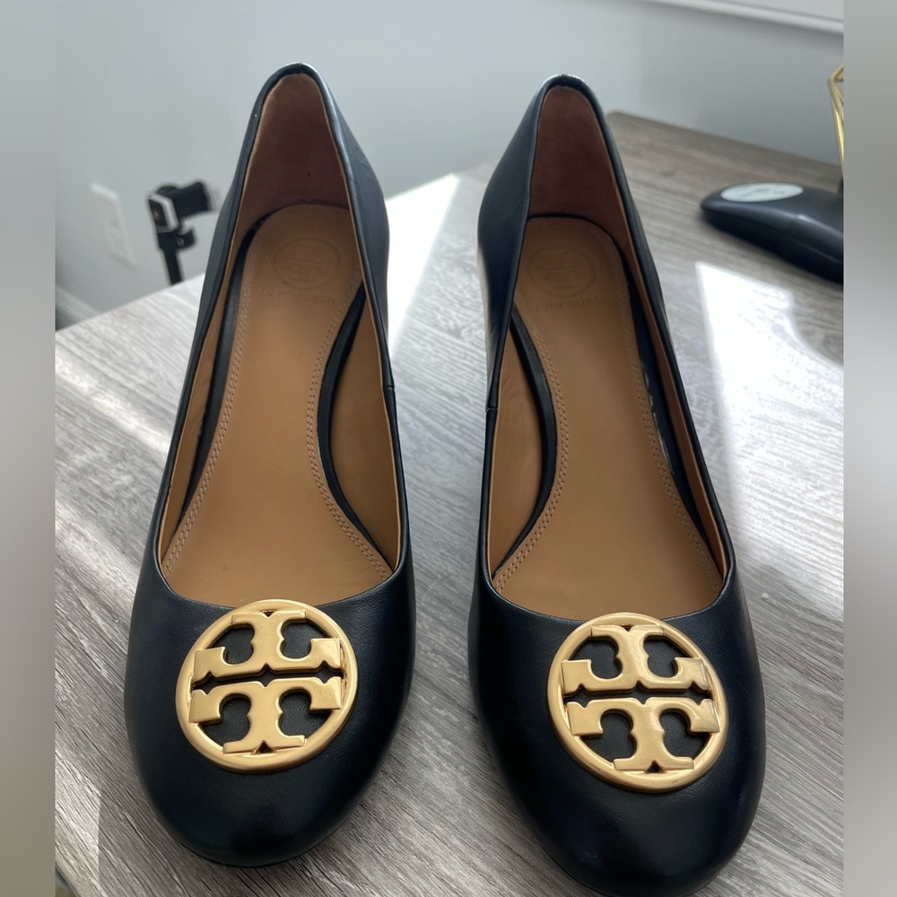 EUC Tory Burch Chelsea Logo Medallion Wedge